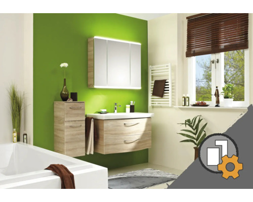 Helles Badezimmer mit Waschtisch, Spiegelschrank und Ablageregal