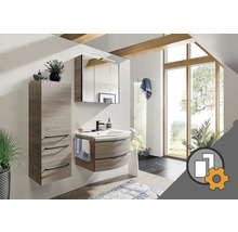 Badezimmer mit Waschtisch, Spiegelschrank und Hochschrank in Holzoptik
