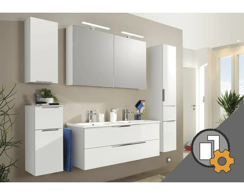 Modernes Badezimmerensemble mit weißen Schränken, Doppelwaschbecken und Spiegelschrank mit Beleuchtung.