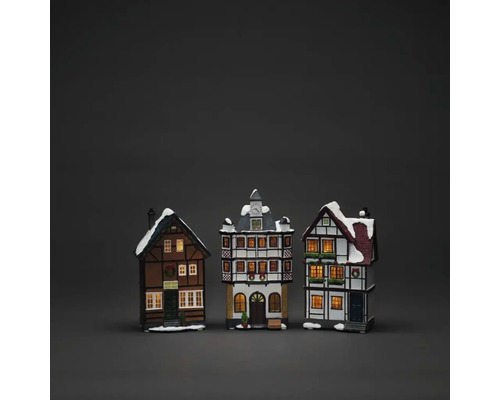 Weihnachtsdeko LED Szenerie Konstsmide Häuser-Set 3 teilig mit Timer warmweiß Drei dekorative, beleuchtete Häuser im Fachwerkstil mit Schnee auf den Dächern als Weihnachtsdekoration.