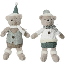 Zwei Teddybären als dekorative Stofftiere mit Winterkleidung