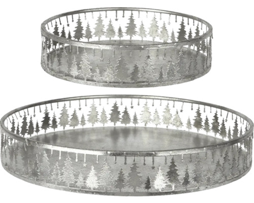 Zwei dekorative silberfarbene Metalltabletts mit ausgestanzten Tannenbaum Designs