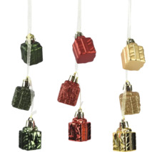 Neun Geschenkboxen als Christbaumschmuck an Bändern