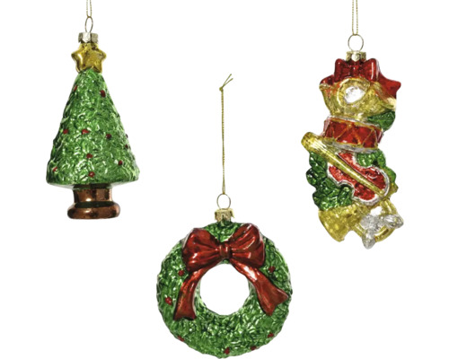 Drei hängende Christbaumkugeln in Form eines Weihnachtsbaums, eines Kranzes und eines Musikers mit Instrumenten.