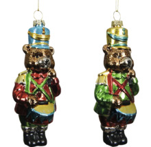 Zwei Bären als Weihnachtsschmuck in Soldatenuniform