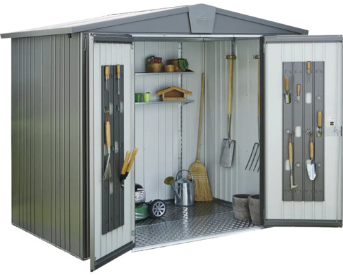 Geöffneter Geräteschuppen mit Gartengeräten