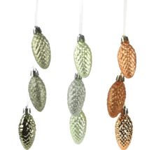 Mehrere Tannenzapfen als Christbaumschmuck