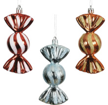 Drei bonbonförmige Christbaumkugeln in rot, silber und gold