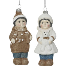 Zwei Figuren als Christbaumschmuck mit Junge und Mädchen