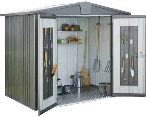 Geöffneter Geräteschuppen mit Gartengeräten und Regalen