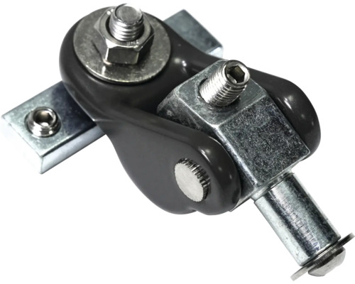 Detailaufnahme eines Beschlags mit Schrauben und Muttern