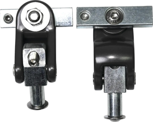 Zwei Elemente eines Fensterbeschlags mit Bolzen und Schrauben