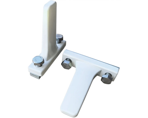 Zwei weiße T-förmige Fenstergriffhalterungen mit Schrauben