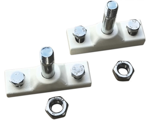 Abstandhalter mit Schrauben und Muttern