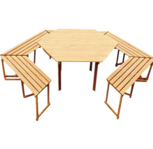 Sechseckiger Holztisch mit passenden Holzbänken