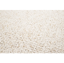 Detailaufnahme eines weißen Teppichs mit grober Struktur