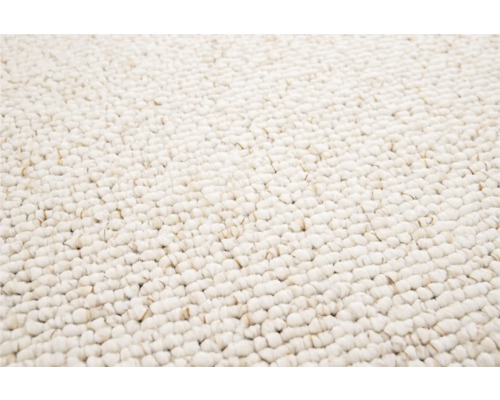 Detailaufnahme eines weißen Teppichs mit grober Struktur