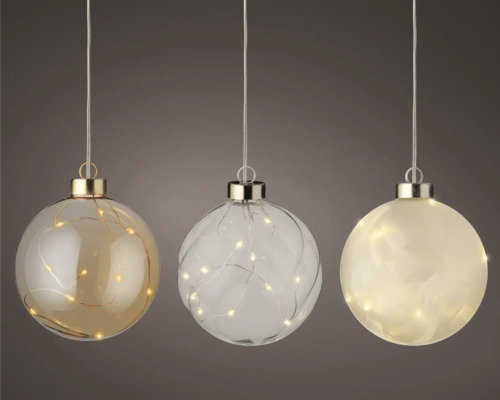 Drei hängende Glaskugeln mit LED-Lichtern