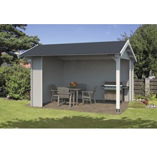 Garten Szene mit Holz Gartenhaus, Gartentisch, Gartenstühlen und Grill.