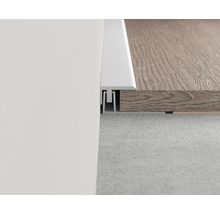 Detailansicht einer weißen Sockelleiste an einer Wand mit Laminatboden