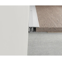 Detailansicht einer weißen Übergangsschiene zwischen zwei Bodenbelägen