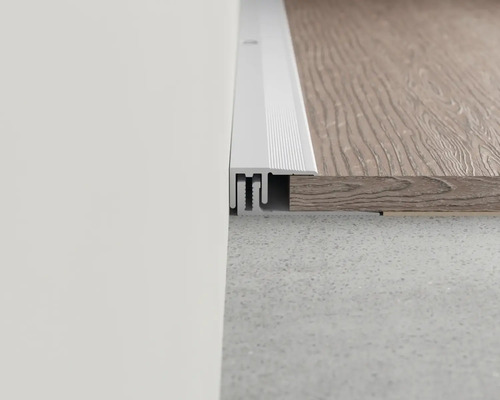 Detailansicht einer weißen Übergangsschiene zwischen zwei Bodenbelägen