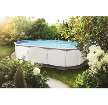 Ovaler Stahlwandpool im Garten umgeben von Pflanzen und Bäumen, mit Leiter und blauer Innenfolie.