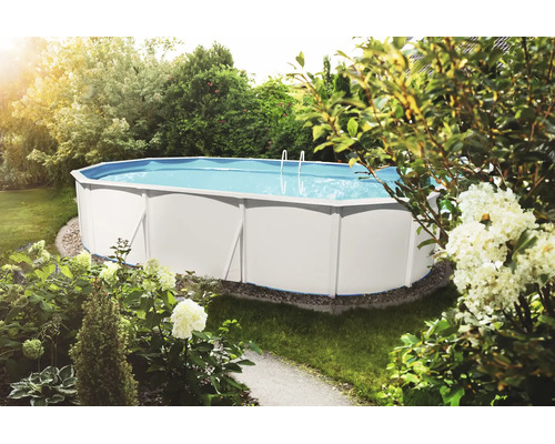 Ovaler Stahlwandpool im Garten umgeben von Pflanzen und Bäumen, mit Leiter und blauer Innenfolie.