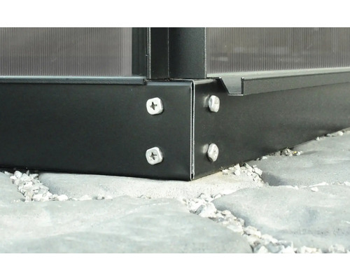 Detailaufnahme eines Gewächshauses mit Schrauben an der Basis