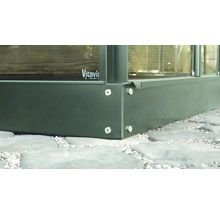 Detailaufnahme des Fundaments eines Gewächshauses mit Schrauben und Vitavia Logo
