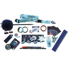 Schreibtischutensilien mit Stitch Motiven, darunter Notizblöcke, Stifte, Klebebänder, Lineal und Schlüsselanhänger