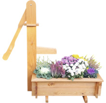 Holzblumenkasten mit Zierbrunnen und Blumen