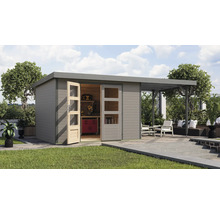 Garten Szene mit Gerätehaus aus Holz, Werkbank und überdachter Terrasse mit Sitzgelegenheit