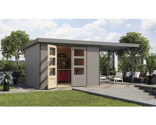 Garten Szene mit Gerätehaus aus Holz, Werkbank und überdachter Terrasse mit Sitzgelegenheit