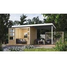 Gartenszene mit Holzgartenhaus und überdachter Terrasse mit Gartenmöbeln umgeben von Grünpflanzen
