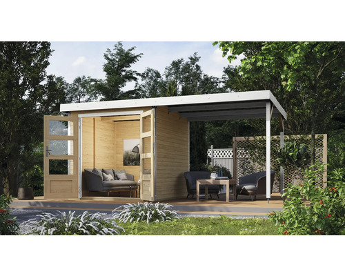 Gartenhaus Karibu Metalwood Blech weiß inkl. Anbaudach 438 x 236,5 cm natur Gartenszene mit Holzgartenhaus und überdachter Terrasse mit Gartenmöbeln umgeben von Grünpflanzen