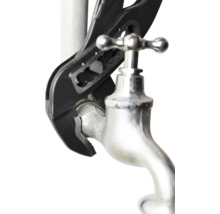 Wasserpumpenzange an einem Wasserhahn