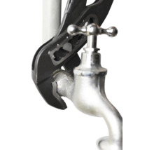 Wasserpumpenzange an einem Wasserhahn