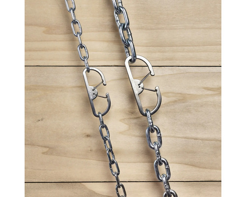Zwei Ketten mit Nite Ize Karabinern vor einem Holzhintergrund.