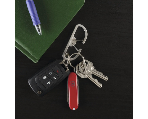 Schlüsselanhänger mit Autoschlüssel, Taschenmesser und Schlüsseln