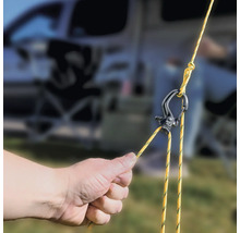 Seilspanner mit Seil in der Hand