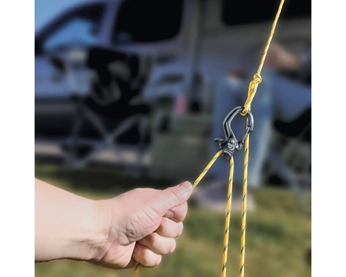 Seilspanner mit Seil in der Hand