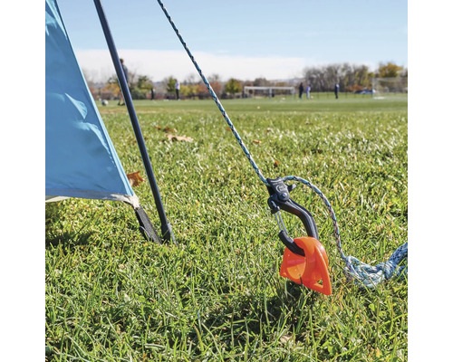 Nahaufnahme eines Zelts mit Spannseil auf einer Wiese