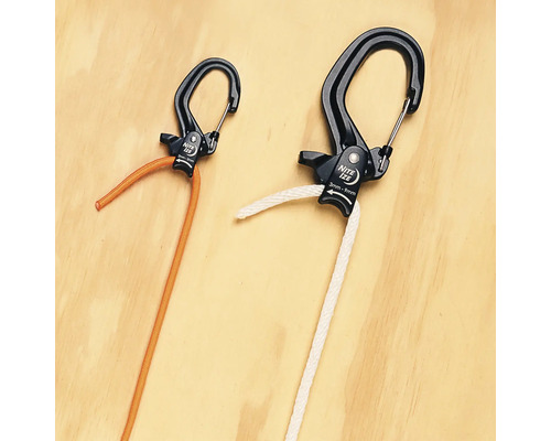 Zwei Nite Ize Karabinerhaken mit Seilbefestigung