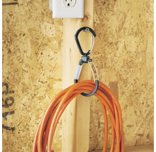 Kabelaufhänger mit Kabel an einer Holzwand