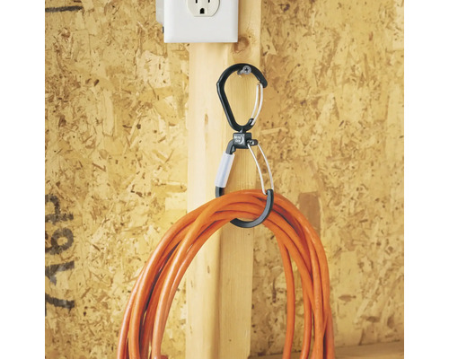 Kabelaufhänger mit Kabel an einer Holzwand