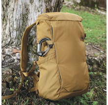 Rucksack aus Stoff mit Karabinerhaken vor einem Baum