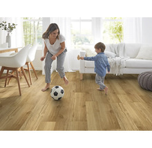 Wohnzimmer mit Holzboden, spielender Frau und Kind