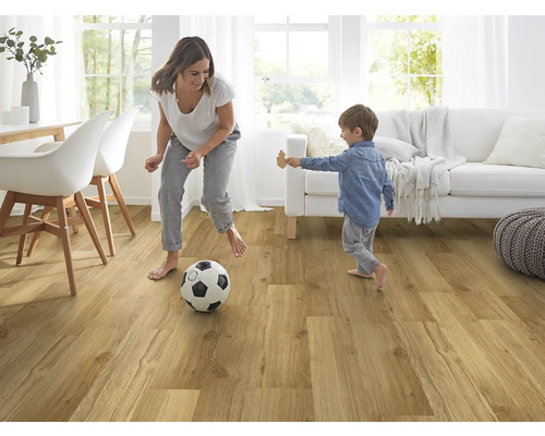 Wohnzimmer mit Holzboden, spielender Frau und Kind