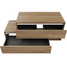 Holzkommode mit offenen Schubladen